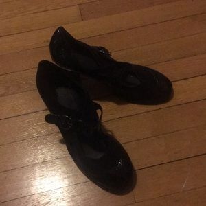 Black Mary Jane Aerosoles pumps.